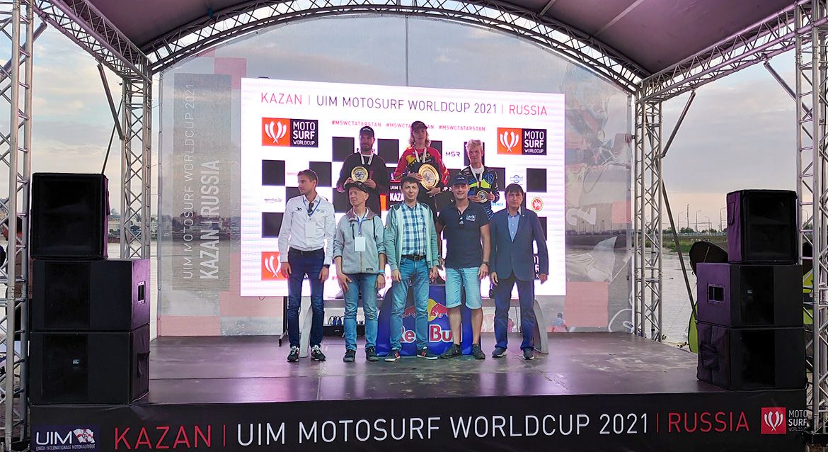 Matěj (nahoře uprostřed) přebírá cenu za vítězství v kategorii Electric Challenge v Kazani